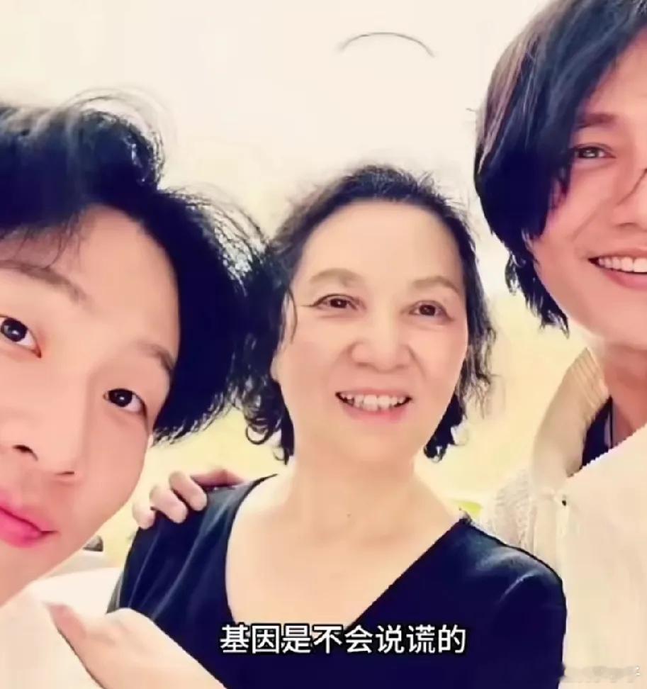 妈妈是谁已经不重要了，重点是陈坤儿子陈尊佑是真的帅了啊！​​​