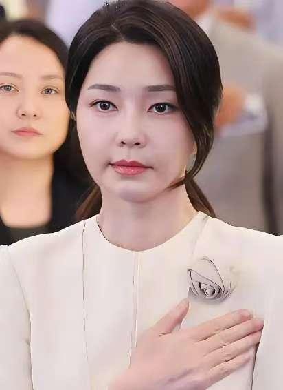 金建希没想到！没想到面对她的是这么痛苦的结局！判刑15年，以为跟着总统过荣华富贵