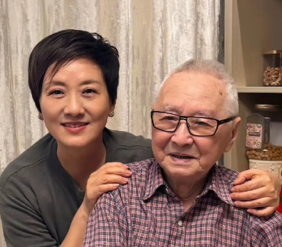 邓婕，激动发文！​1月27日，邓婕突然在社交平台发文，全文仅6个字和3个“”的