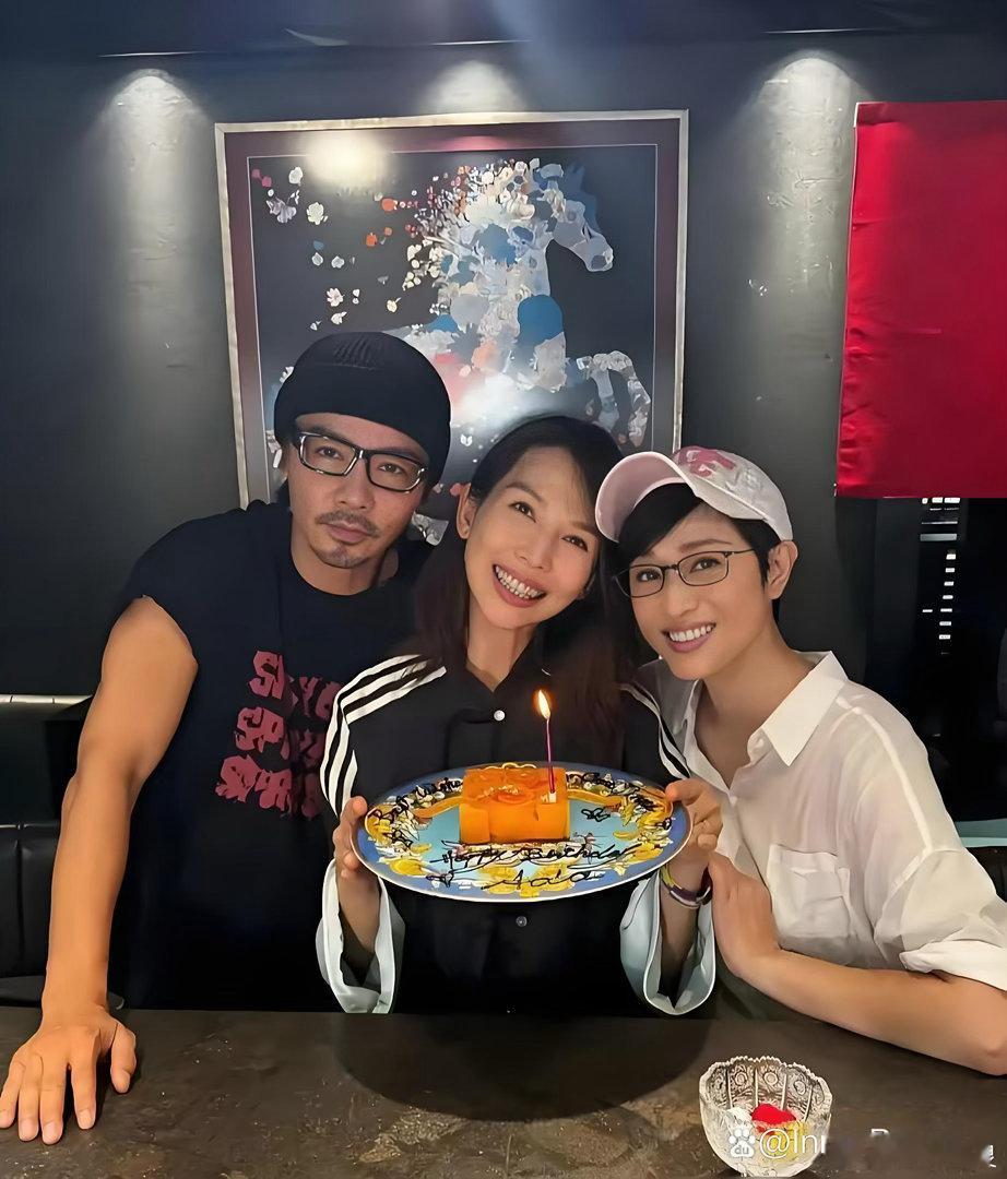 蔡少芬过生日，张晋、陈法蓉都在场，结果就端上来一个巴掌大的小蛋糕。网友刚想吐槽太抠，一看桌上人，全闭