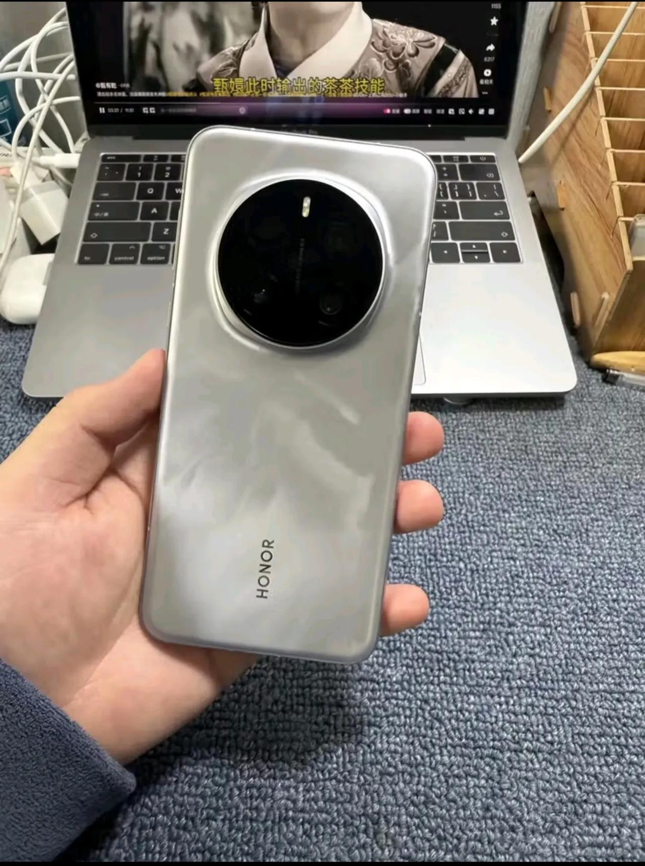 荣耀又搞事情了，卫星通讯版的荣耀Magic7Pro比普通版的还便宜。刚看了