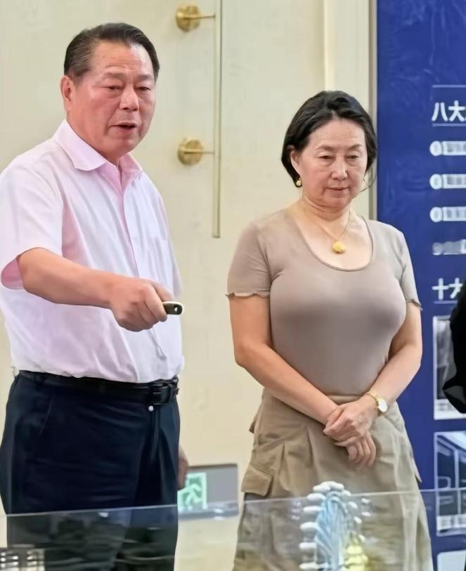 何超琼62岁近照曝光：比衰老更残酷的，是半辈子心力交瘁写在脸上！8月，古天乐香港