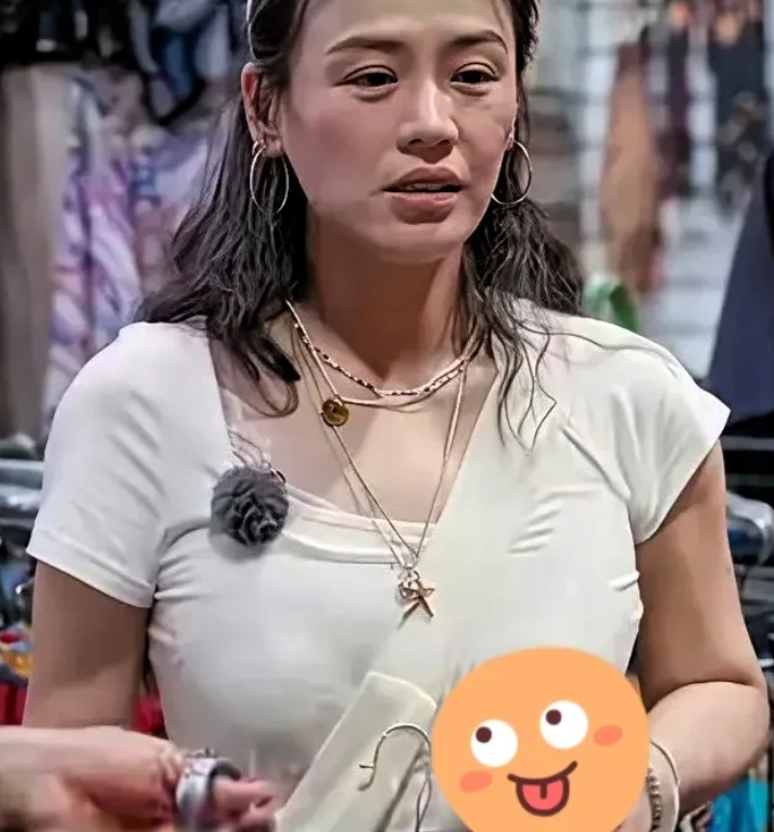 马思纯是真敢呀马思纯近期因为减肥成功，曝光率很高，没想到她参加节目竟然完全素