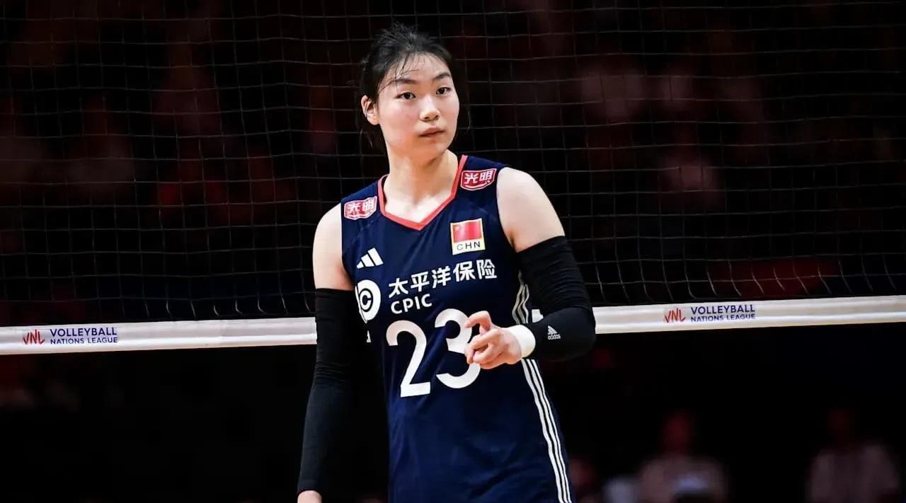 16岁天才二传张籽萱横空出世！力压龚翔宇王梦洁当选世联赛首周最佳，中国女排最大黑马诞生