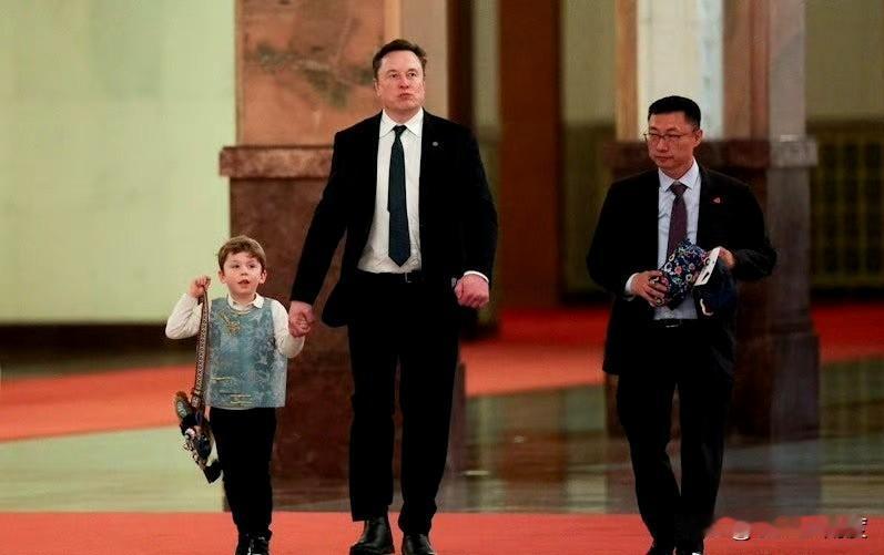 马斯克这个小儿子X，已经是能够同时出现在美国白宫和中国人民大会堂的年龄最小的小孩
