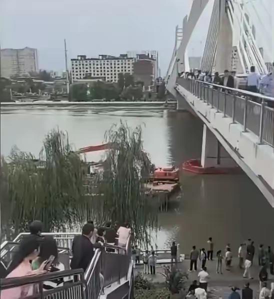 29岁新郎跳河遗体找到，妈妈却“见不了”这一回，全网陪一个母亲硬扛“找到