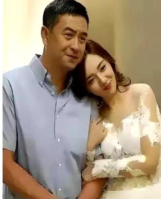 把张嘉译嘴唇亲肿了，王晓晨这话可不是开玩笑。一场戏，吻戏上百场。导演林妍剧本