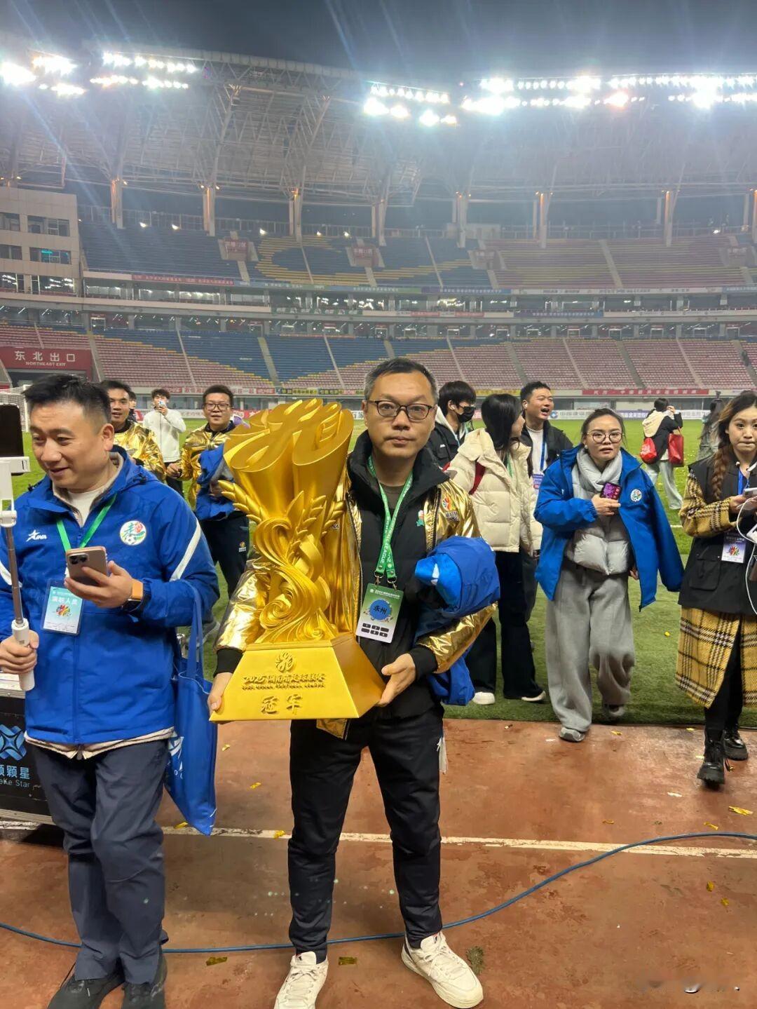 没想到永州三中体育老师周斌是湘超冠军永州球队教练组成员之一，校园绿茵与城市荣光交