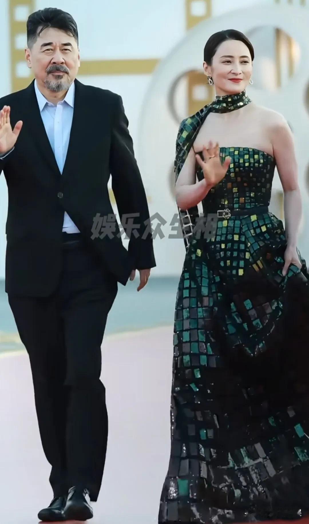 陈建斌这胡子是救过他的命，还是为他立过功，就非留不可吗？[捂脸哭]陈建斌和老婆蒋