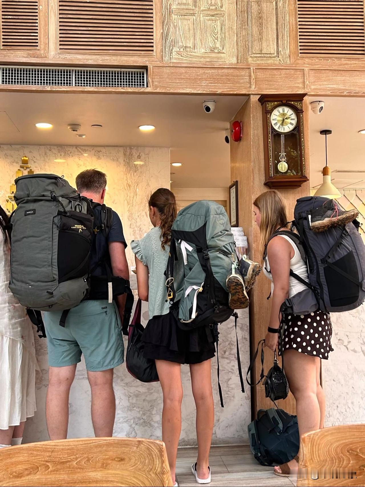 来中国徒步旅游的一家三口旅游中国