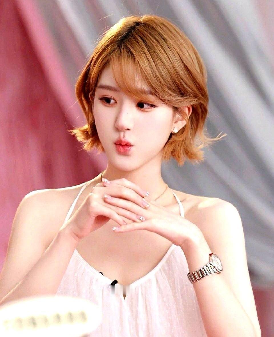 赵露思的热搜，靠的是陈伟霆的影子。团队就剩一个闺蜜撑着，商务没人管，剧本没挑，