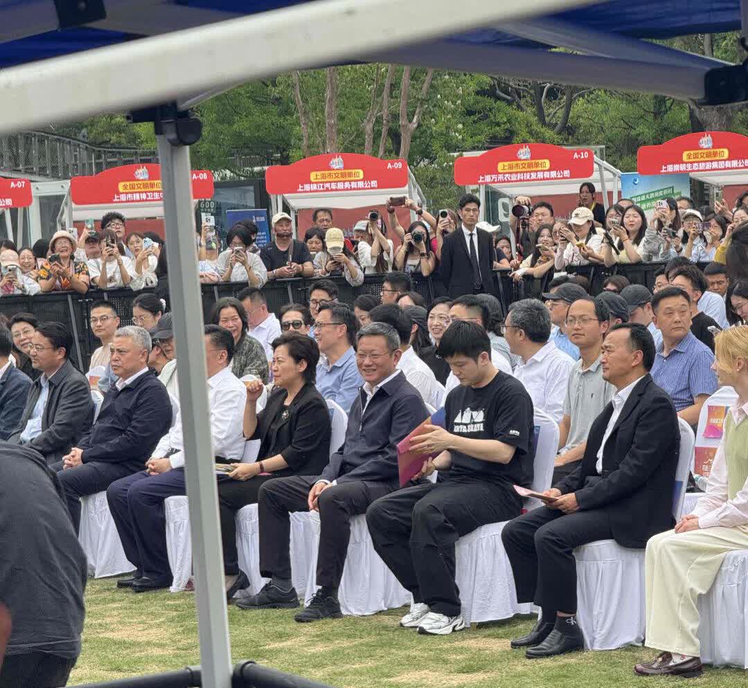 完全就是误入大人应酬局的孩子，东哥的左右都是父母辈分的领导，东哥是被保护的小朋友