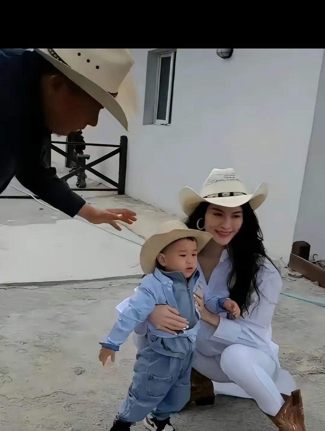 陈伟霆的儿子终于露出正脸了！近期有路人偶遇超模何穗私下带娃出门遛弯，随...