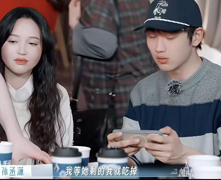 孙丞潇吃金莎剩下的饭这事儿，看着有点出乎意料，细想却挺戳人的。换作旁人，别