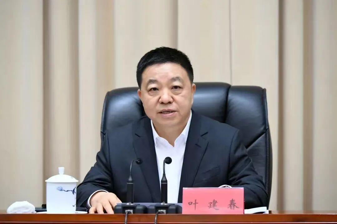 省长被查，最该盯着看的不是“又一个大老虎”，而是他家族把手伸进了哪里。8月27