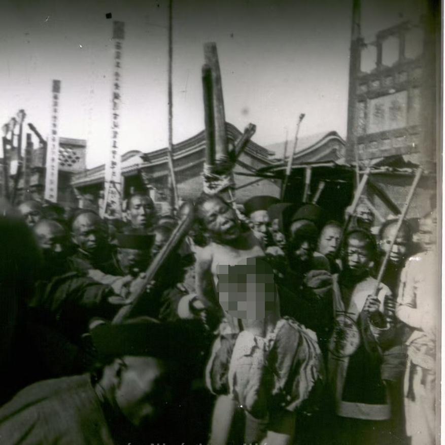这不是剧照，而是1904年，清廷最后一次实施凌迟处决时，洋人记者拍下的真实画面，