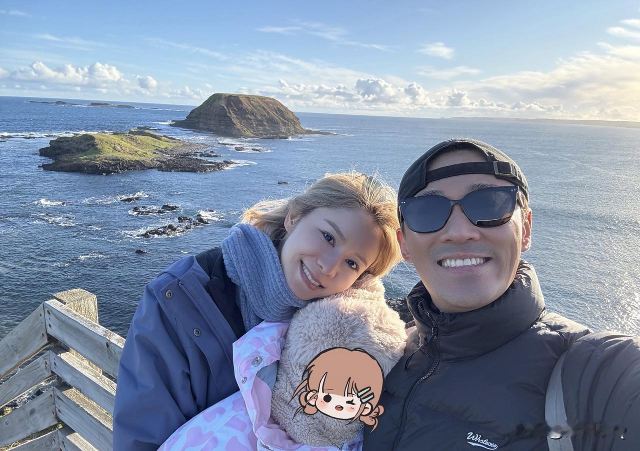 林峯带着妻女游墨尔本，林峯搂着娇妻笑得合不拢嘴，一家三口甜蜜又温馨。