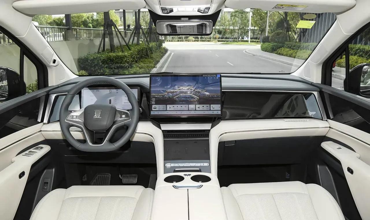 比亚迪王朝网中的MPV夏，改款的速度还是挺快的，年初上市，11月就进行改款，没办