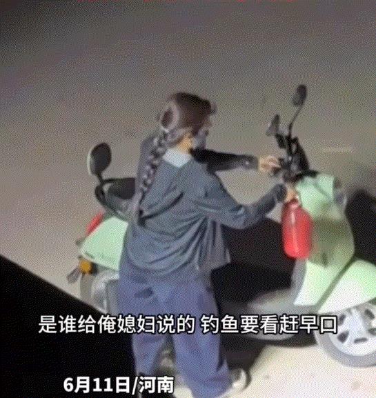 倒反天罡了。河南，一男子在网上晒出，他家热衷于钓鱼的妻子凌晨三点早起钓鱼的一幕。