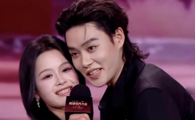 短剧霸总全是‘照骗’？红毯一照，180秒变170！何聪睿剧里高冷贵公子，红毯站