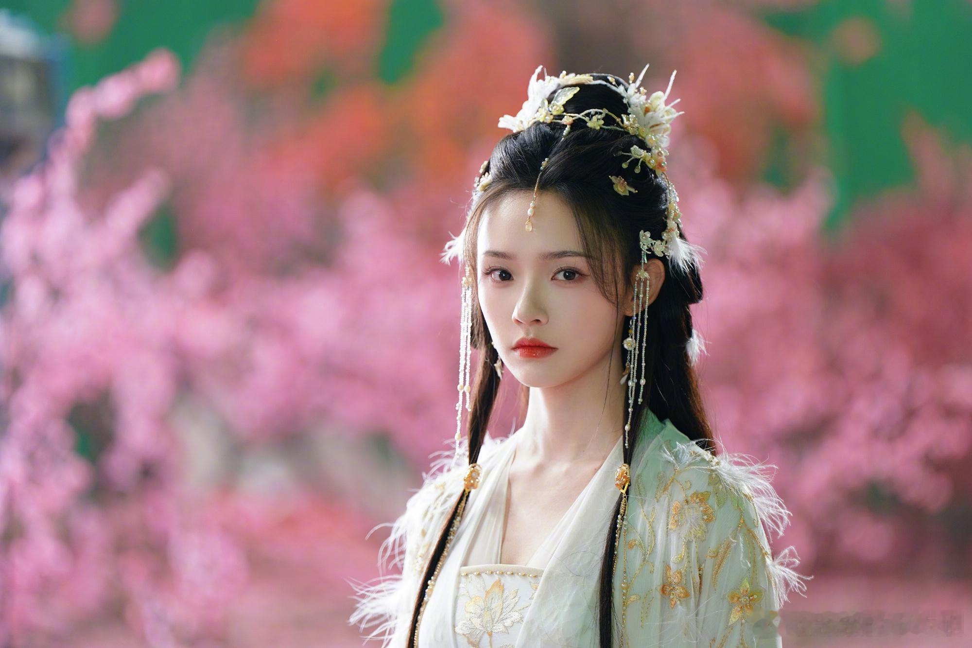 林允那年杏花微雨那年杏花微雨，林允饰演的阿谁也太惊艳了！精致妆造配漫天花海，流