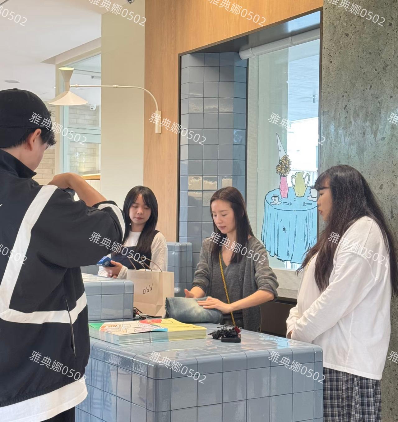 董洁气质真好，看到她在自己开的店里打包衣服，本人好年轻好美，她头发乌黑气质温柔瘦
