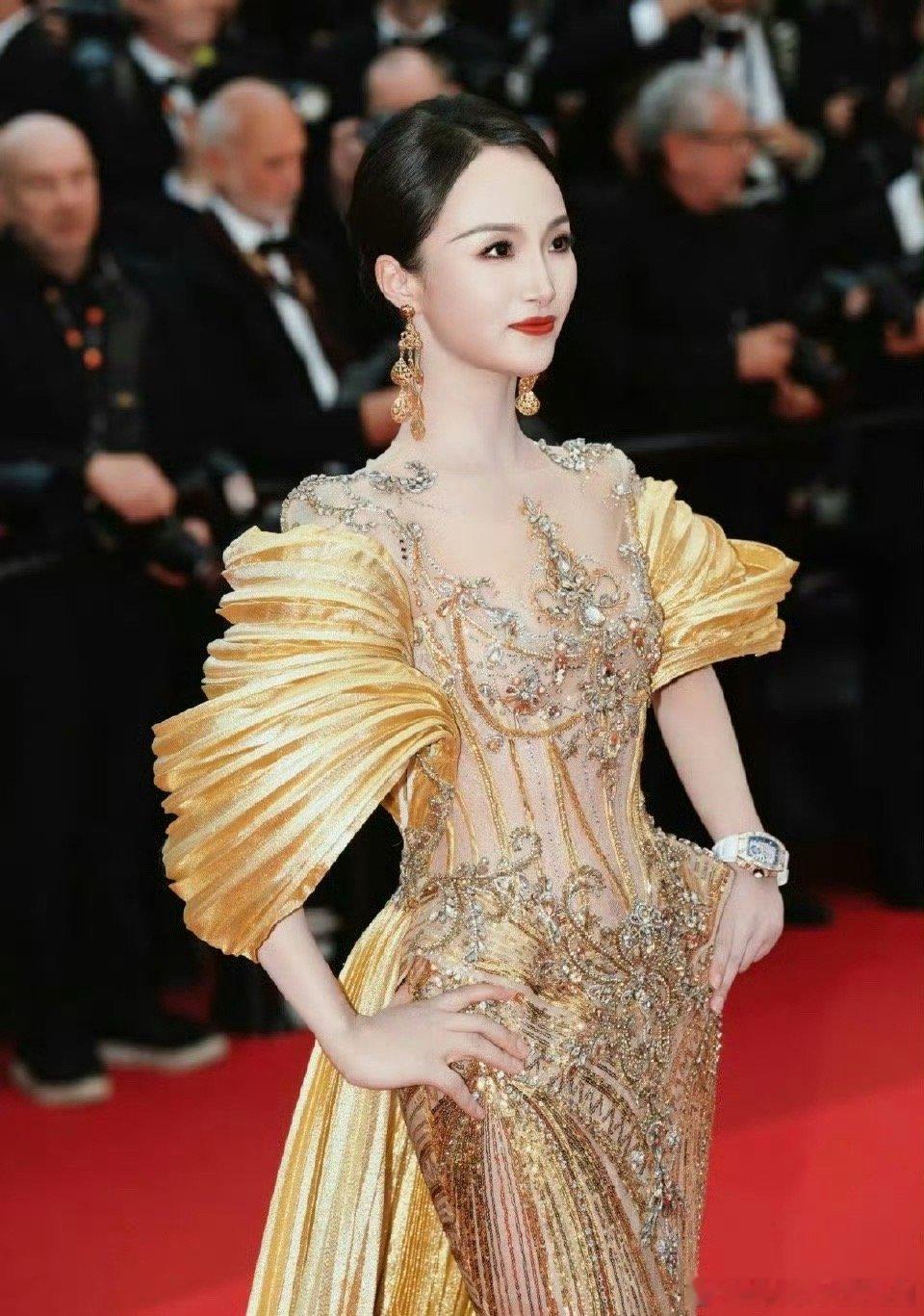 项亮月戛纳红毯金凤凰礼服造型项亮月这次真的把中国文化带向世界了，整个人都在散发着