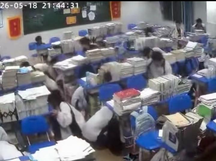 柳州连震两次5.2级！教室监控画面太揪心刷到柳州地震的教室监控，真的隔着屏