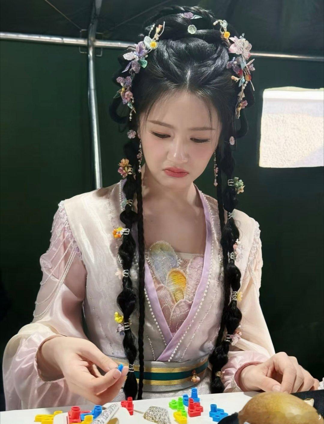 李兰迪主演的《千夜奇谭》将于9月23日亮相2026爱奇艺悦享会，剧集正处热拍期，片场路透和宣发节奏密