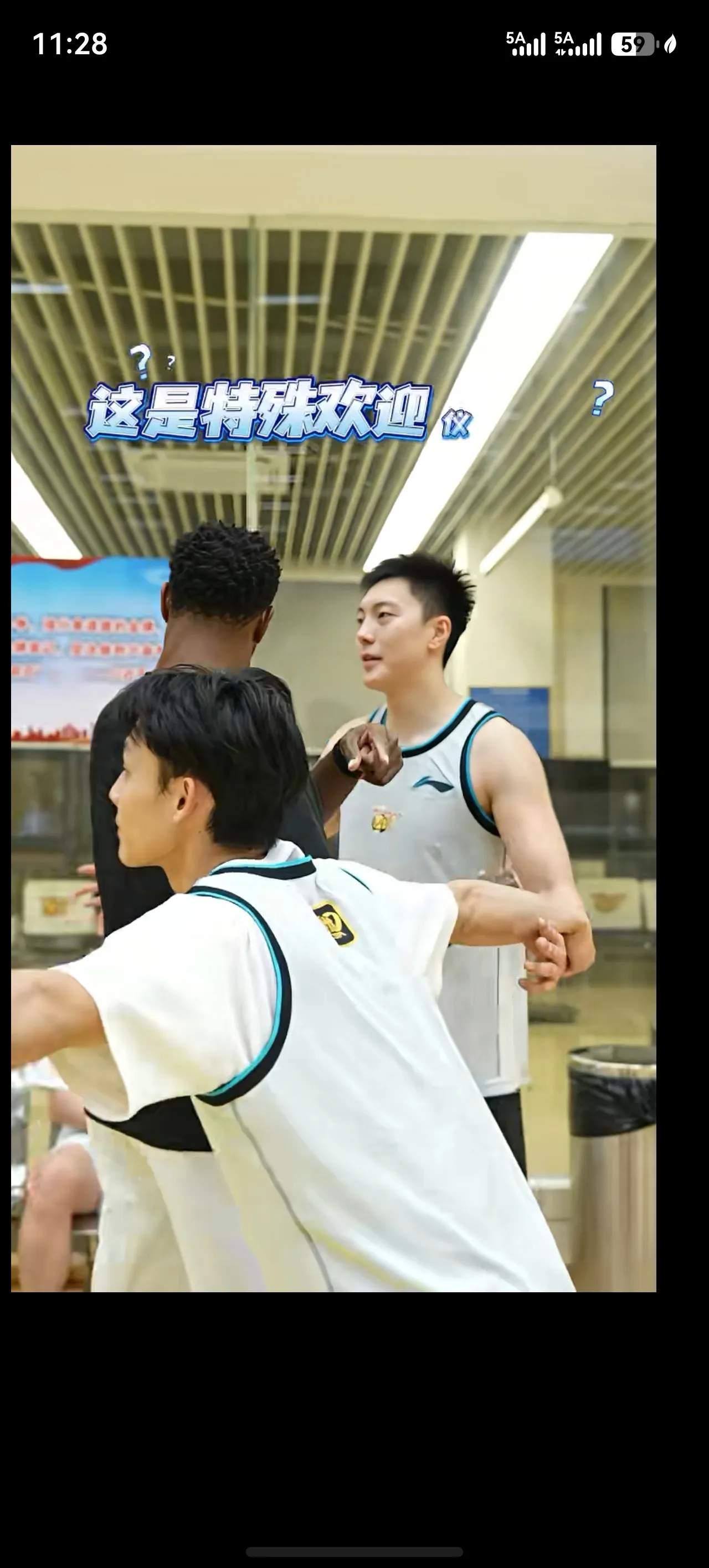 弗格刚到广东男篮就蒙圈了，徐杰与胡明轩这是在搞什么，直接用手拉手防守来欢迎弗格。