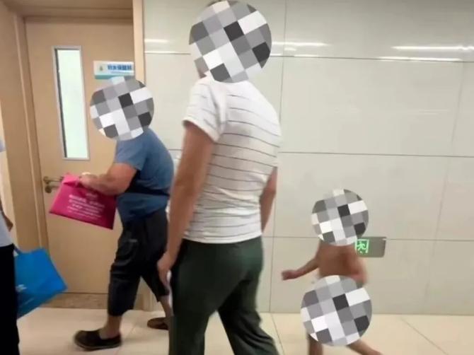 人还是不能太闲！河北廊坊，一名二婚女子去做产检，只因为小女儿没穿衣服，全家就被放