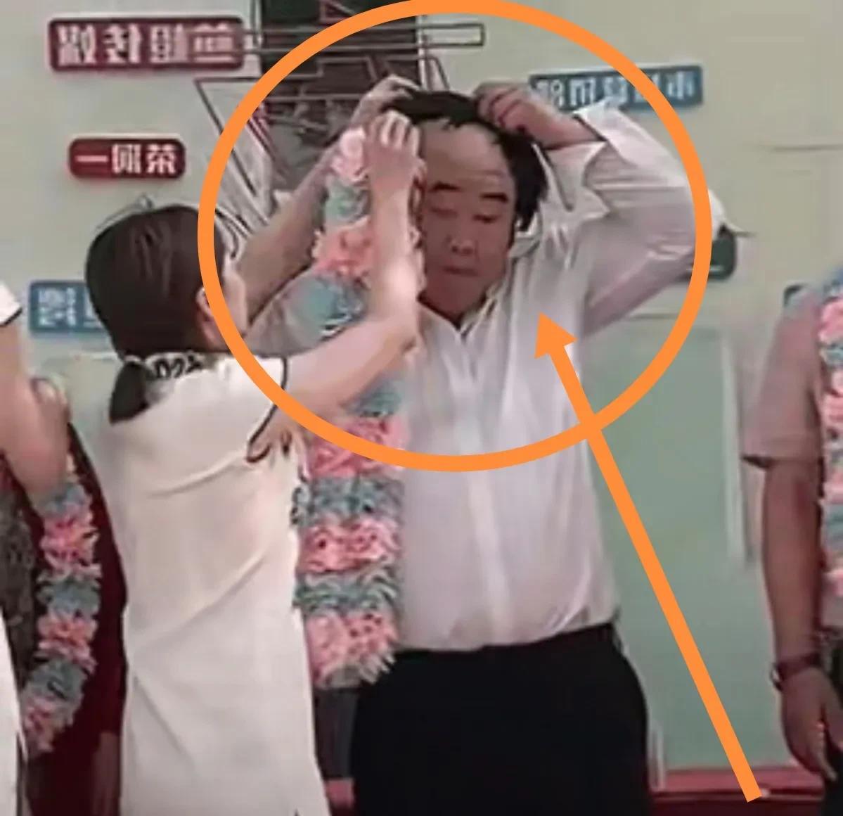 礼仪姑娘把领导的假发弄掉了，太搞笑了！等待她的会不会是开除？这下可热闹了！台上那