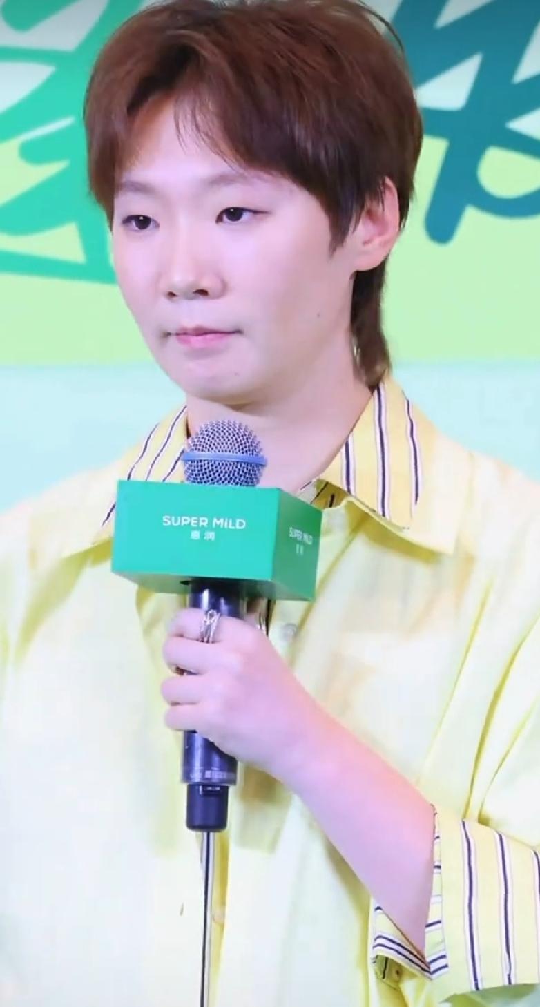 发现了吗？现在的曼昱，越来越从容，越来越优雅了，近日曼昱现身代言现场，