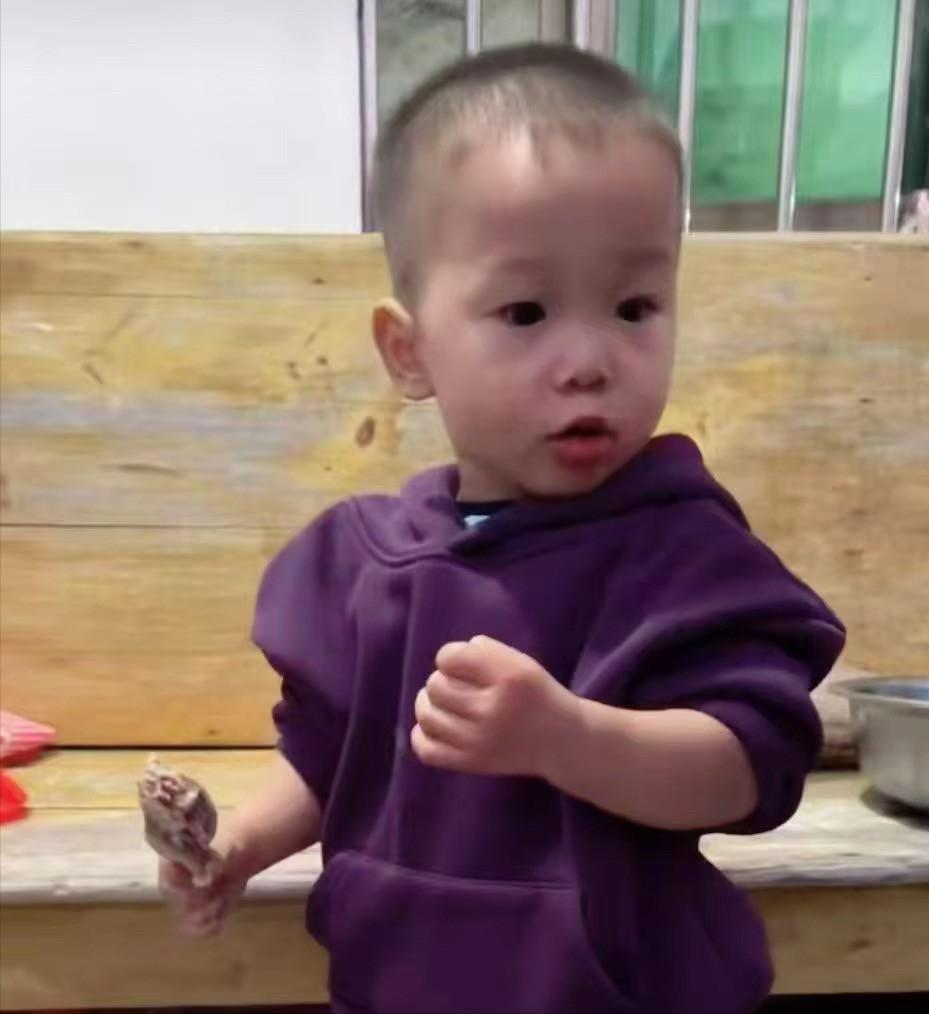 🌙泪目！这个一岁多的小宝宝，跟着妈妈回外婆家拜年。可没想到，他幼小的生命永远的