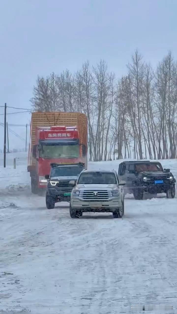 开坦克的怎么都这么爷们儿？一台49吨的大半挂，因路面湿滑被困，一群坦克车主，