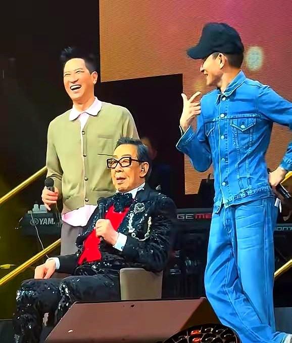 胡枫今年已经94岁了。我之前还真以为他是想出来捞钱，享受被捧着的感觉。结果香