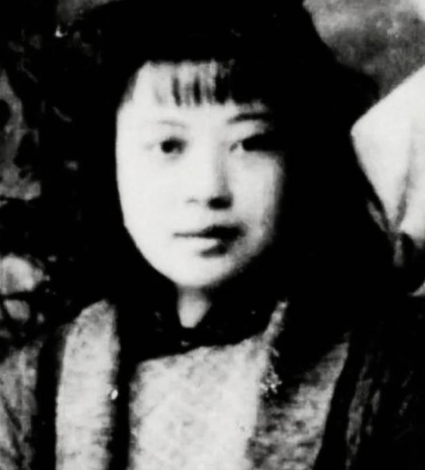 1945年，日军轮奸了黄美英，紧接着在她的下身灌入辣椒水，割去了她的双眼和双乳。