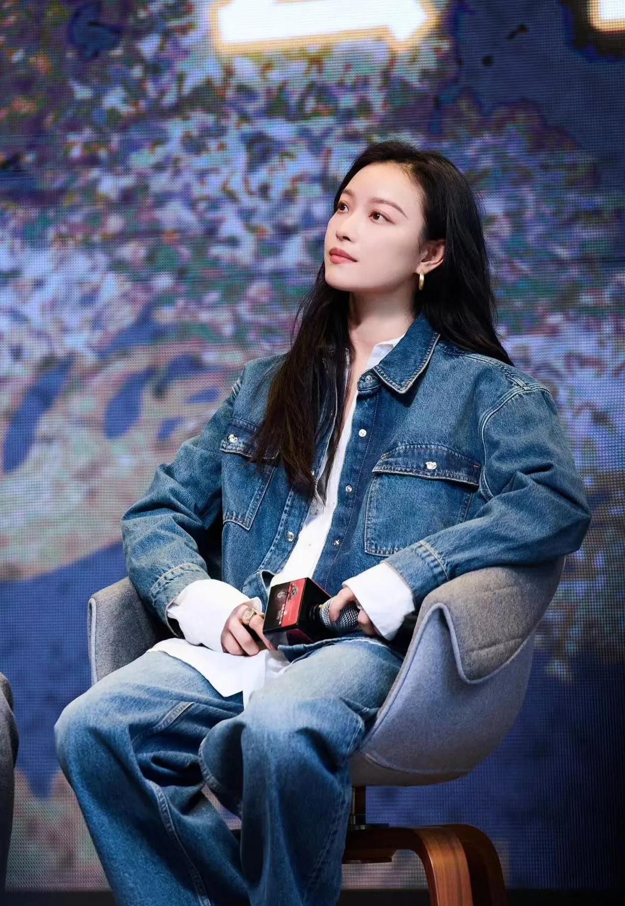 倪妮这套牛仔穿搭封神！👖宽松牛仔套装内搭白衬衫，松弛感拉满。慵懒又随性，这