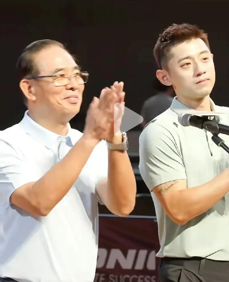 张继科一脸的骄傲，特意去查了一下，给他站台的这个人是蔡振华，已经退休两年了