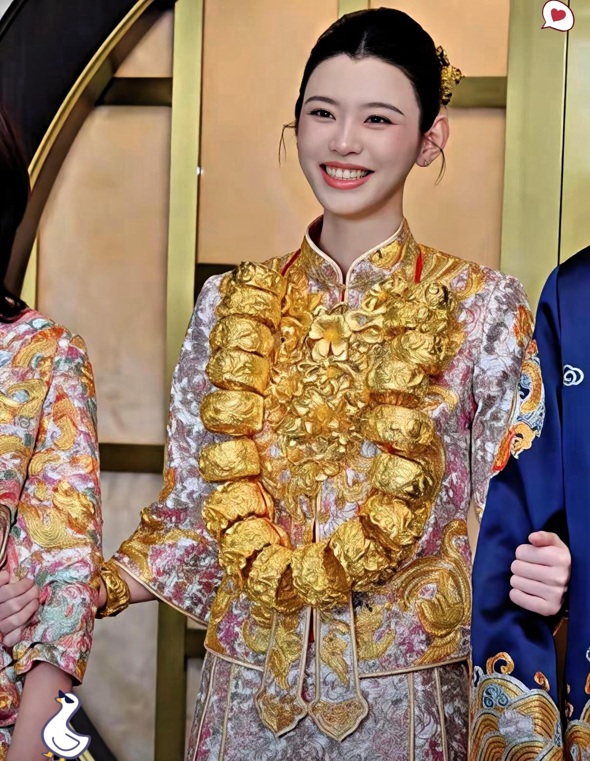 很多人看到奚梦瑶晒出的中式礼服照片，目光全都落在成堆金镯上，张口就说这是高调炫富