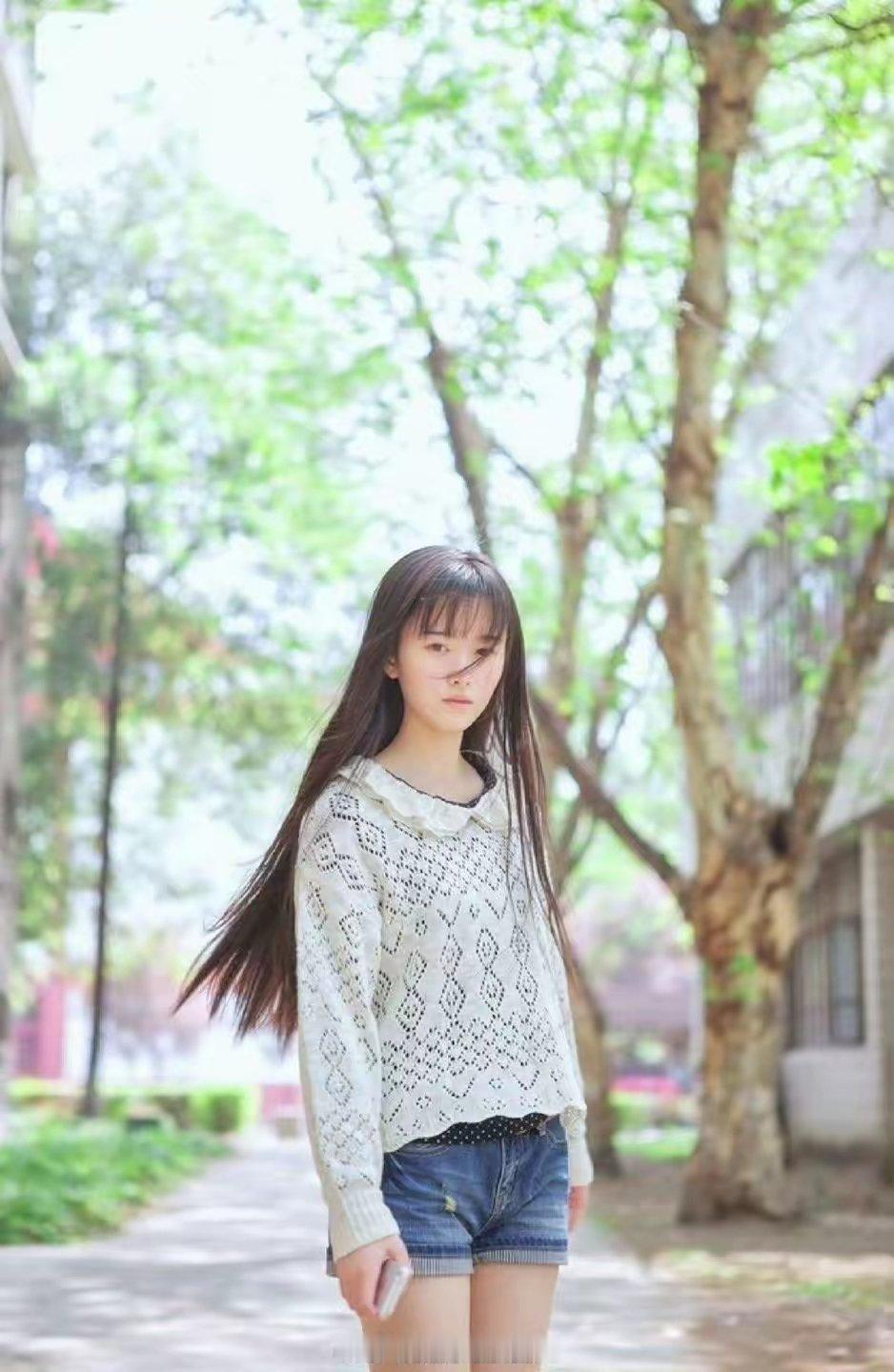 翻到鞠婧祎一组早期写真图，一整个震惊，姐的美商还是太强了，完全逆天改命来着。