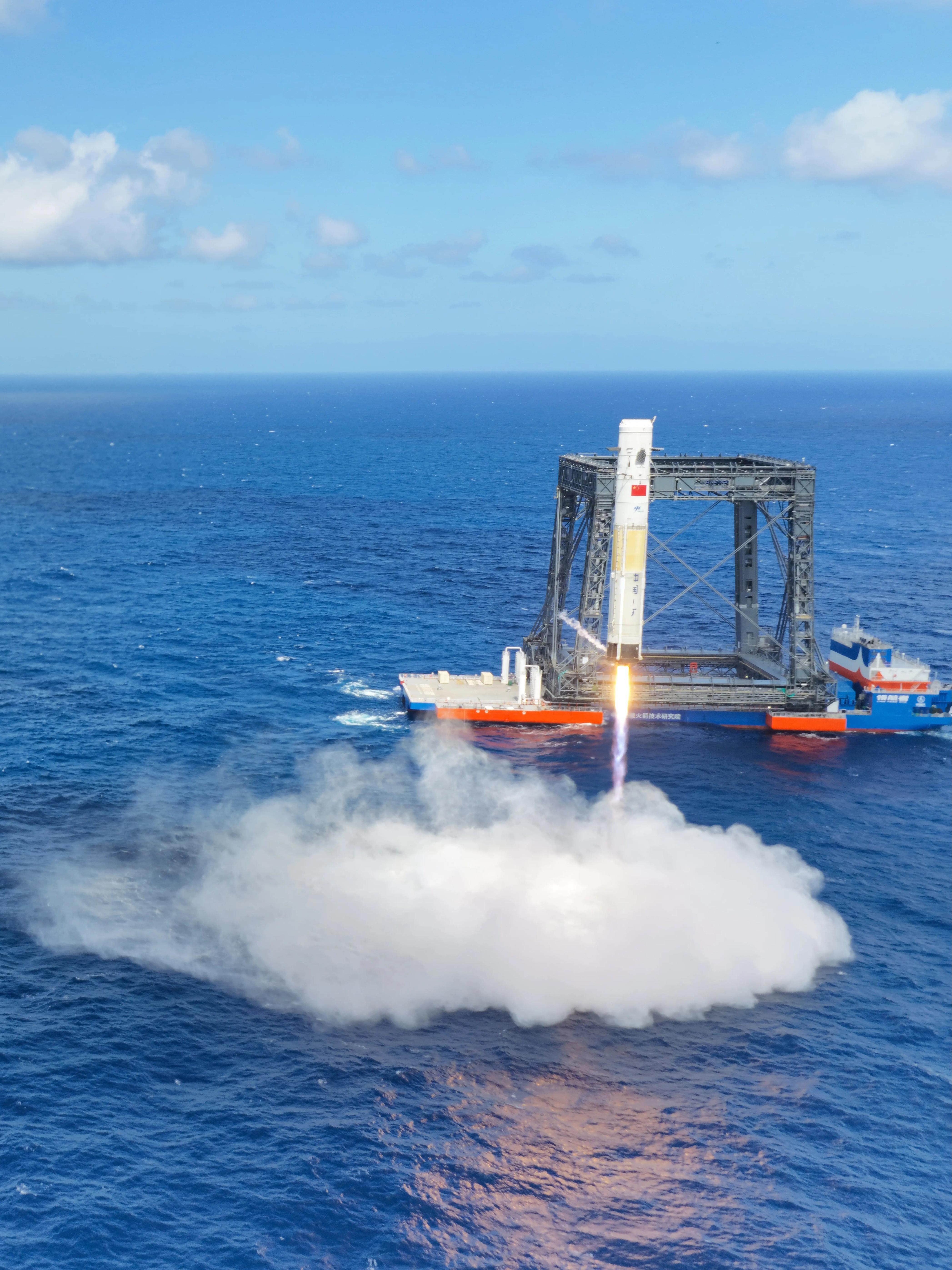 长征十号甲火箭子一级回收时，溅落海面的清晰画面，这绝对算是历史性一刻了……火箭回