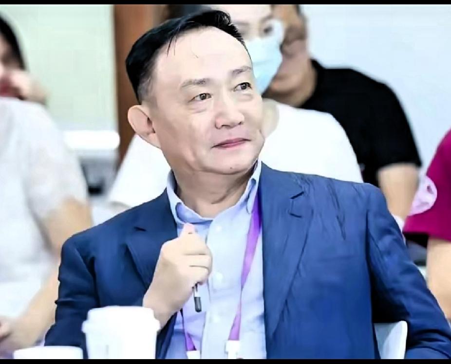 说的太好了！“家产全往海外挪的人，凭什么给国内定规矩？”卢麒元这句质问，简直戳