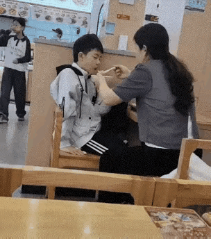 这样做，直接把孩子养费了，两个孩子吃饭的场景形成了鲜明对比，不信再过20年看看就