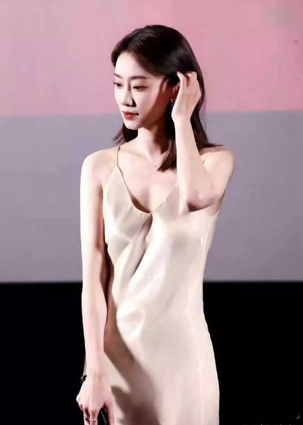 张小斐算是喜剧界身材第一人，只可惜火了一把后没人捧