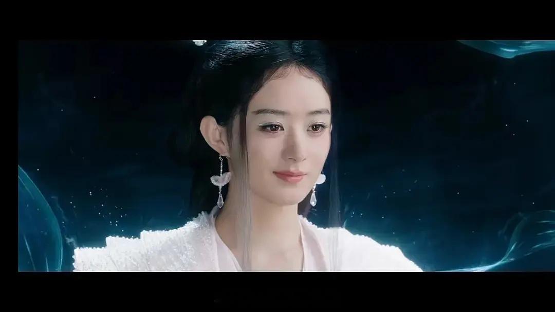 赵丽颖不要再弄自己的胎毛刘海了，一点都没有显得发量多，而是显得和美人尖无缘