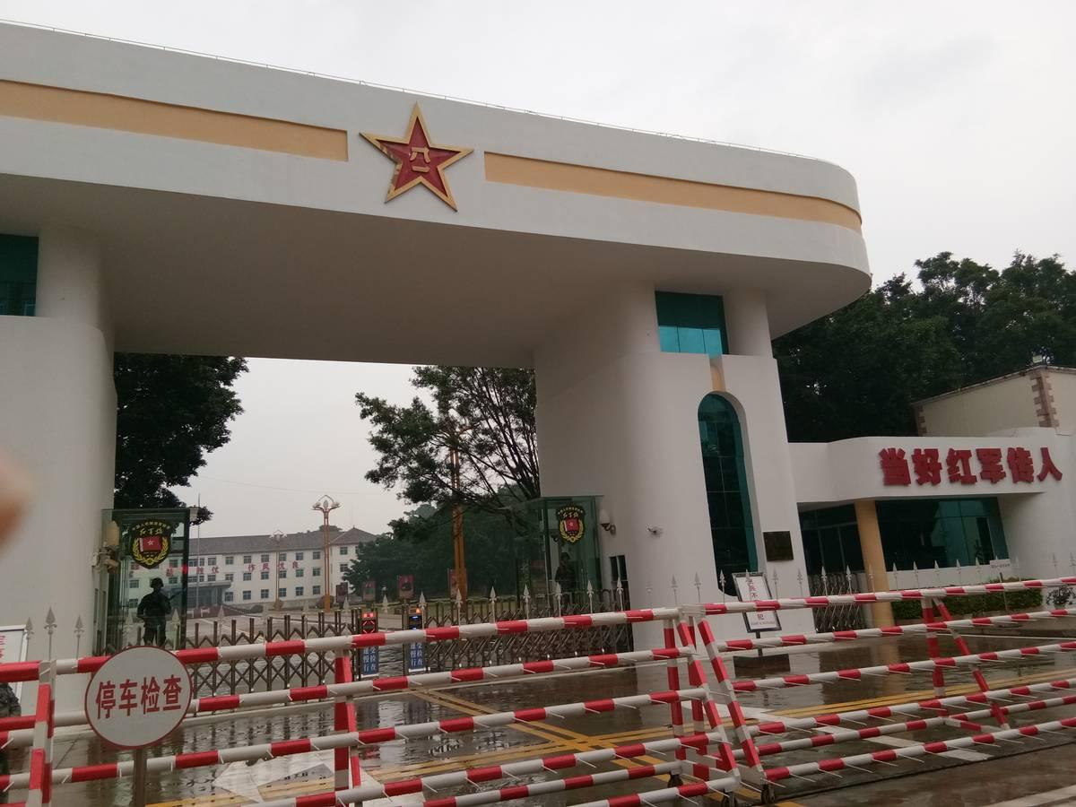 开远百姓从不叫7557部队，男女老少一律直呼“13军”三个字。县城没有公园。