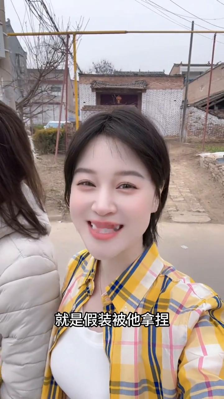 男人只喜欢假装喜欢他的女人，不喜欢真喜欢他的女人。因为真爱会计较、会患得患失、会