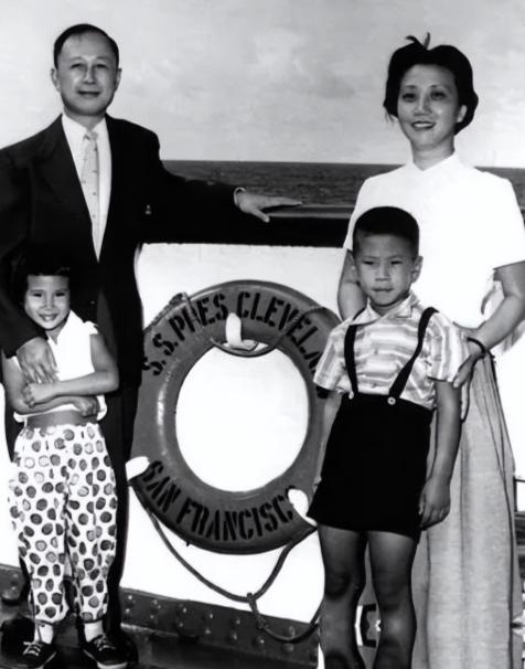 1947年，一个36岁的“老男人”从美国回来探亲，钱家老两口急，妹妹更是热心，热