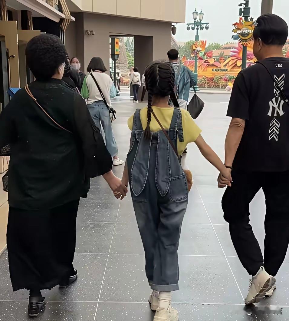 伊能静47岁，生下的这个女儿现在已经长大了。成为了妈妈口中的骄傲，特别会来事
